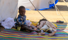 Des enfants originaires d'El-Facher à l'extérieur d'une tente dans un camp de réfugiés à Al Dabbah, dans le nord du Soudan, le 13 novembre 2025 ( AFP / - )