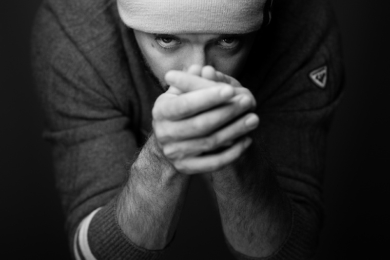 Cyprien Sarrazin lors d'une séance photo le 27 mars 2024 à Paris. Le décès accidentel du skieur italien Matteo Franzoso, dit-il, "m'a vraiment impacté plus que ce que je pensais, ça remue beaucoup de choses en moi" ( AFP / JOEL SAGET )