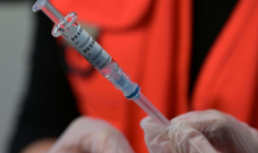 "Aujourd'hui, l'OMS publie une nouvelle analyse qui (...) n'a établi aucun lien de causalité entre les vaccins et l'autisme", a déclaré le directeur général de l'organisation, Tedros Adhanom Ghebreyesus ( AFP / Damien MEYER )