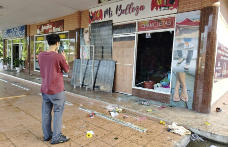 Un homme prend des photos des dégâts dans un magasin après des pillages et de violentes manifestations à Changuinola, au Panama, le 20 juin 2025 ( AFP / DANIEL SANTOS )