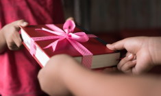 Offrir un livre est toujours une excellente idée. crédit photo : Getty Images