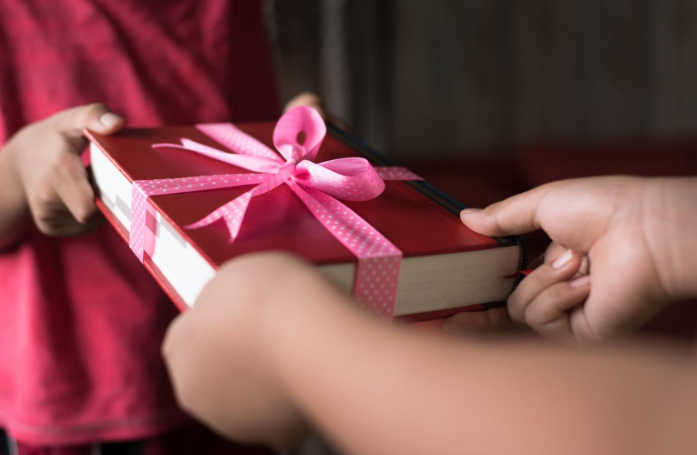 Offrir un livre est toujours une excellente idée. crédit photo : Getty Images