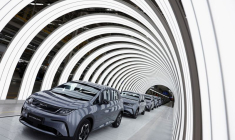 Des voitures électriques du Chinois BYD à l'intérieur d'une usine en Thaïlande