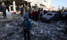 Les Palestiniens inspectent le site d'une attaque israélienne à Deir Al-Balah