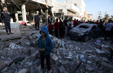 Les Palestiniens inspectent le site d'une attaque israélienne à Deir Al-Balah
