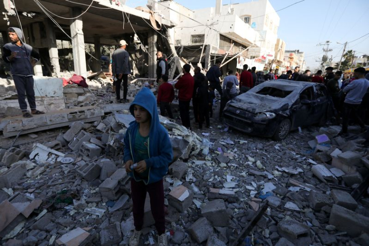 Les Palestiniens inspectent le site d'une attaque israélienne à Deir Al-Balah