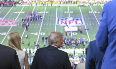 Le président américain Donald Trump et sa fille Ivanka Trump observent avant le début du Super Bowl LIX entre les Kansas City Chiefs et les Philadelphia Eagles. (crédit : ROBERTO SCHMIDT / AFP)