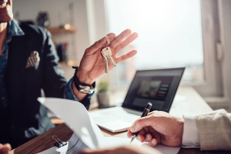 À qui s’adresse le bail mobilité ? / iStock.com - Kerkez