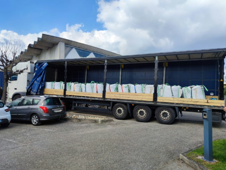 Photo prise le 24 mars 2026 et diffusée par les douanes françaises le 3 avril 2026, montrant le camion transportant des sacs de terreau dans lesquels étaient dissimulés 1 145 kilogrammes de cocaïne avant leur saisie à Saint-Etienne, dans la Loire ( Douanes Francaises / Handout )