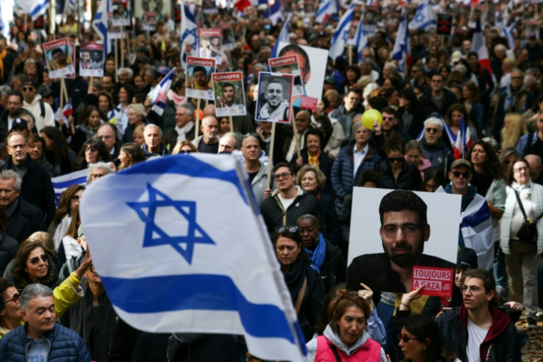 Des manifestants participent à une marche pour la libération des otages détenus dans la bande de Gaza, le 5 octobre 2025 à Paris ( AFP / Thomas SAMSON )