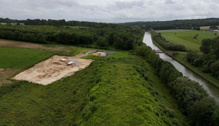 Vue aérienne d'un chantier de fouilles dans le cadre du futur canal Seine-Nord Europe, où des tombes mérovingiennes ont été découvertes, le 2 juin 2026 à Etricourt-Manancourt, dans la Somme  ( AFP / Pierre BEAUVILLAIN )