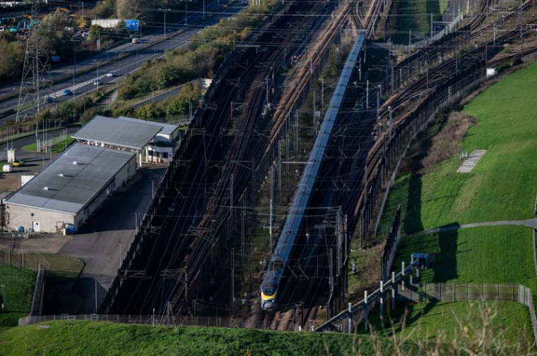 Un train Eurostar entre dans le tunnel sous la Manche au terminal d'Eurotunnel à Folkestone
