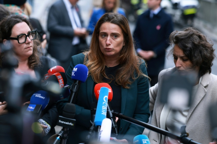 La candidate écologiste à la présidentielle, Marine Tondelier, s'adresse à la presse après une réunion avec le Premier ministre Sébastien Lecornu à Matignon, le 22 octobre 2026 à Paris ( AFP / Kenzo TRIBOUILLARD )