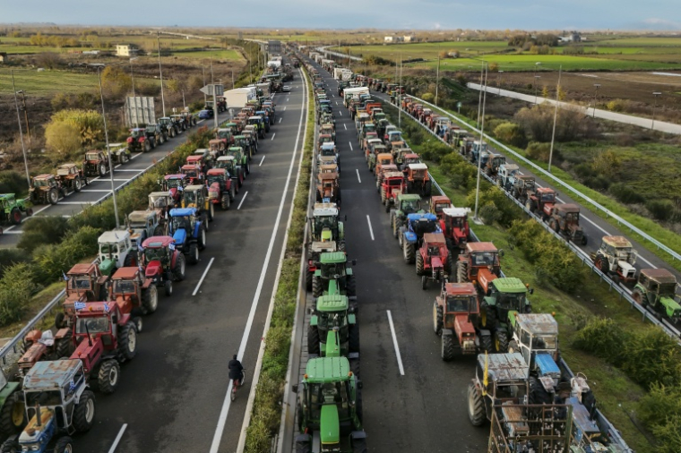 Des agriculteurs grecs en colère bloquent une autoroute près de la ville de Karditsa, dans le centre du pays, le 8 décembre 2025 ( AFP / Aris MESSINIS )