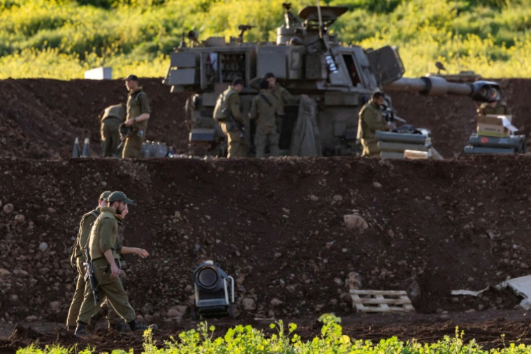 Des soldats israéliens d'une unité d'artillerie éployés en Haute Galilée, dans le nord d'Israël, près de la frontière libanaise, le 17 mars 2026 ( AFP / Odd ANDERSEN )
