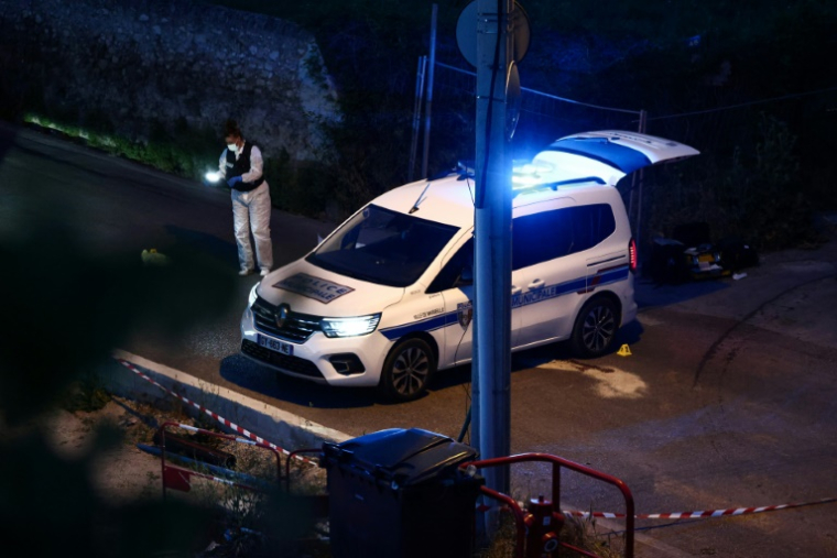 Sur les lieux où un automobiliste de 26 ans a été abattu par un policier municipal lors d'un contrôle routier, à Marseille, le 23 avril 2026 ( AFP / Thibaud MORITZ )