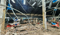 Photo fournie par l'Agence Kampuchea Press (AKP) le 18 décembre 2025 d'un garage endommagé après des frappes aériennes thaïlandaises à Poipet, au Cambodge ( Agence Kampuchea Press (AKP) / Handout )