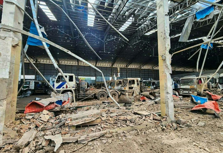 Photo fournie par l'Agence Kampuchea Press (AKP) le 18 décembre 2025 d'un garage endommagé après des frappes aériennes thaïlandaises à Poipet, au Cambodge ( Agence Kampuchea Press (AKP) / Handout )
