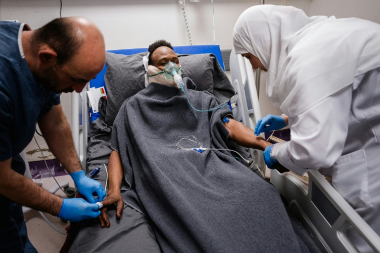 Un homme soudanais blessé par une frappe est soigné aux urgences de l'hôpital Rafik Hariri, le 5 avril 2026. ( AFP / Dimitar DILKOFF )