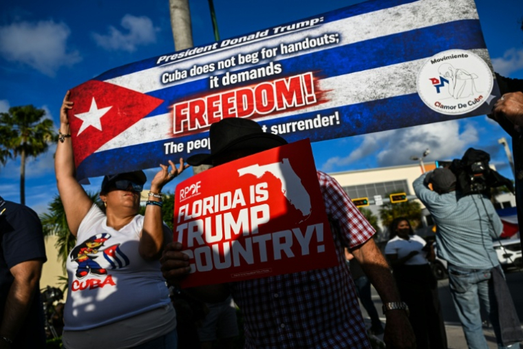 Des manifestants rassemblés devant le restaurant Versailles à Miami, en Floride, le 20 mai 2026, en soutien aux accusations portées par les procureurs fédéraux américains contre l'ancien président cubain Raul Castro ( AFP / CHANDAN KHANNA )