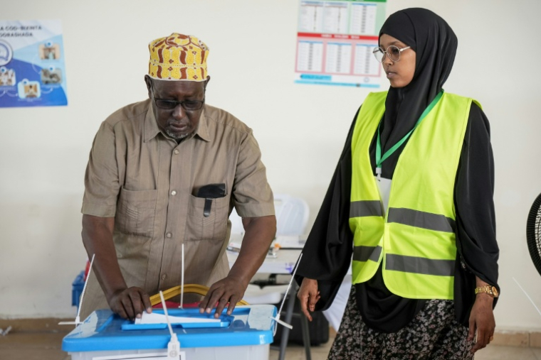 Un électeur glisse son bulletin de vote pour les élections locales de Mogadiscio, en Somalie, le 25 décembre 2025 ( AFP / Hassan Ali ELMI )