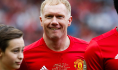 Paul Scholes envoie une balle perdue à Michael Carrick après la défaite de Manchester United