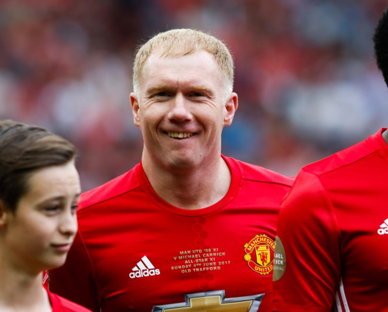 Paul Scholes envoie une balle perdue à Michael Carrick après la défaite de Manchester United
