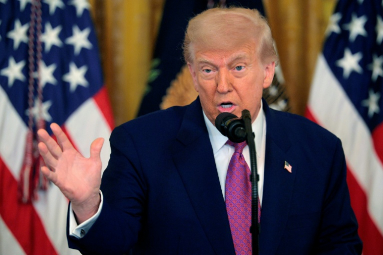 Le président américain Donald Trump, jeudi à Washington, annonçant qu'il allait mettre fin à la politique ambitieuse en faveur des voitures électriques de la Californie, un Etat démocrate érigé en épouvantail. ( GETTY IMAGES NORTH AMERICA / CHIP SOMODEVILLA )