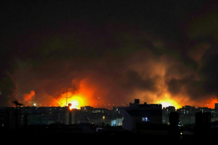 De la fumée et des flammes s'échappent de l'aéroport Mehrabad de Téhéran, le 7 mars 2026 ( AFP / ATTA KENARE )