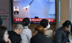 Des personnes regardent un journal télévisé diffusant le tir d'un missile nord-coréen, le 8 avril 2026 à Séoul ( AFP / Jung Yeon-je )