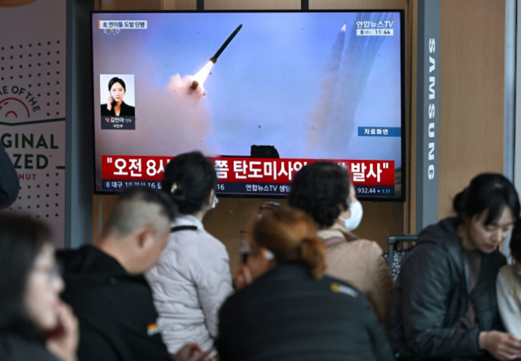 Des personnes regardent un journal télévisé diffusant le tir d'un missile nord-coréen, le 8 avril 2026 à Séoul ( AFP / Jung Yeon-je )