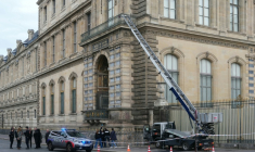 Des policiers près d'un monte-meubles utilisé par des cambiroleurs pour pénétrer dans le musée du Louvre, le 19 octobre 2025 à Paris ( AFP / Dimitar DILKOFF )