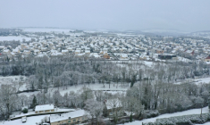 De la neige recouvre Thury-Harcourt-le-Hom, dans le Calvados, le 5 janvier 2026 ( AFP / Lou BENOIST )