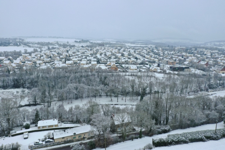 De la neige recouvre Thury-Harcourt-le-Hom, dans le Calvados, le 5 janvier 2026 ( AFP / Lou BENOIST )