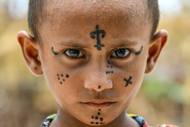 Le visage tatoué de Pooja, 6 ans, à la colonie Jogi à Umerkot, un district à majorité hindoue, le 14 juillet 2025 au Pakistan ( AFP / Asif HASSAN )