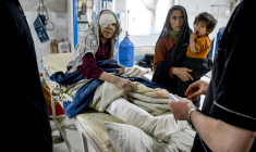 Une Afghane blessée reçoit des soins dans un hôpital après le tremblement de terre qui a frappé Mazar-e-Sharif, dans le nord de l'Afghanistan, le 3 novembre 2025 ( AFP / Atif Aryan )