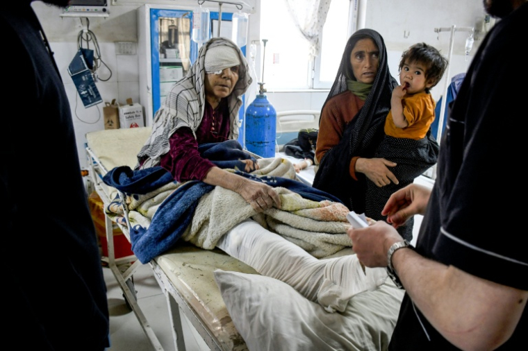 Une Afghane blessée reçoit des soins dans un hôpital après le tremblement de terre qui a frappé Mazar-e-Sharif, dans le nord de l'Afghanistan, le 3 novembre 2025 ( AFP / Atif Aryan )