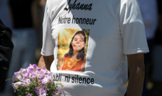 Une personne porte un t-shirt à l'effigie de la collégienne Lyhanna, lors de ses obsèques à Fleurance, le 12 juin 2026 dans le Gers ( AFP / Ed JONES )