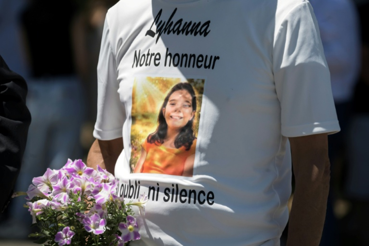 Une personne porte un t-shirt à l'effigie de la collégienne Lyhanna, lors de ses obsèques à Fleurance, le 12 juin 2026 dans le Gers ( AFP / Ed JONES )