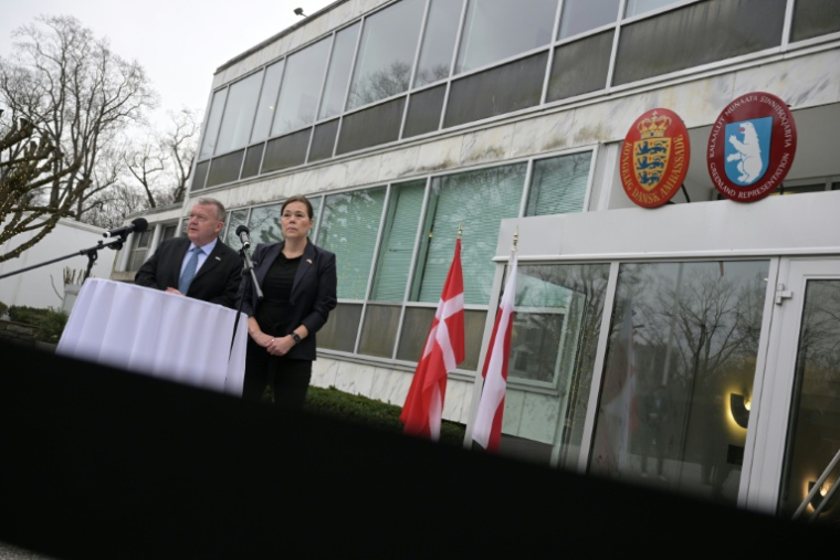 Le ministre danois des Affaires étrangères Lars Lokke Rasmussen et son homologue groenlandaise Vivian Motzfeldt donnent une conférence de presse à l'ambassade danoise de Washington, le 14 janvier 2026 ( AFP / Oliver Contreras )
