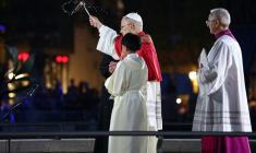 Le pape Léon XIV bénit la tour Jésus-Christ, la plus haute tour de la basilique de la Sagrada Familia, le 10 juin 2026 à Barcelone, en Espagne ( AFP / Josep LAGO )