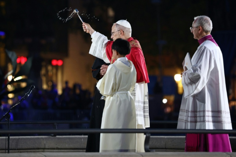 Le pape Léon XIV bénit la tour Jésus-Christ, la plus haute tour de la basilique de la Sagrada Familia, le 10 juin 2026 à Barcelone, en Espagne ( AFP / Josep LAGO )