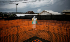 Dans un centre de traitement d'Ebola de Médecins sans frontières (MSF) à Bunia, en République démocratique du Congo, le 7 novembre 2018. ( AFP / John WESSELS )