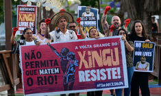 Des représentants autochtones et militants de l'organisation Alianca Pela Volta Grande do Xingu manifestent pour demander au président Lula et aux délégués de la COP30 de protéger l'Amazonie, à Guajara Bay, à Belém, le 14 novembre 2025 ( AFP / Pablo PORCIUNCULA )