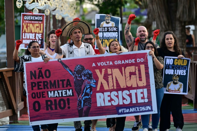 Des représentants autochtones et militants de l'organisation Alianca Pela Volta Grande do Xingu manifestent pour demander au président Lula et aux délégués de la COP30 de protéger l'Amazonie, à Guajara Bay, à Belém, le 14 novembre 2025 ( AFP / Pablo PORCIUNCULA )