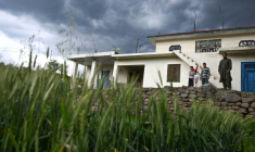 Mohammad Rashid (d) devant sa maison, surmontée d'un bunker récemment construit, dans le village de Kasaliyan, près de la frontière avec le Pakistan, le 6 avril 2026 en Inde ( AFP / Tauseef MUSTAFA )