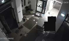 Capture d'écran d'une vidéo de surveillance de la mairie, partiellement pixélisée avant d'être diffusée par le maire de Fresnes, le 28 mars 2026, montrant des intrus cagoulés pénétrant par effraction dans la mairie de Fresnes dans la nuit du 28 mars 2026 ( CCTV / FRESNES CITY HALL / - )