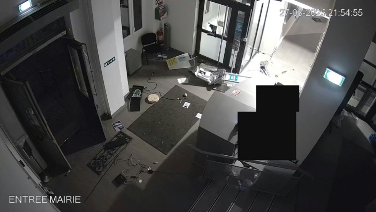 Capture d'écran d'une vidéo de surveillance de la mairie, partiellement pixélisée avant d'être diffusée par le maire de Fresnes, le 28 mars 2026, montrant des intrus cagoulés pénétrant par effraction dans la mairie de Fresnes dans la nuit du 28 mars 2026 ( CCTV / FRESNES CITY HALL / - )
