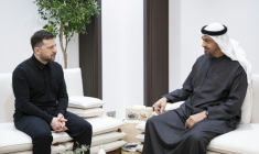 Photo non datée, diffusée le 28 mars 2026 par la Cour présidentielle des Émirats arabes unis, montrant le président émirati, Mohammed ben Zayed Al Nahyanen (d) et le président ukrainien Volodymyr Zelensky lors d'une visite aux Émirats arabes unis ( Cour présidentielle des Émirats arabes unis / Abdulla AL-NEYADI )