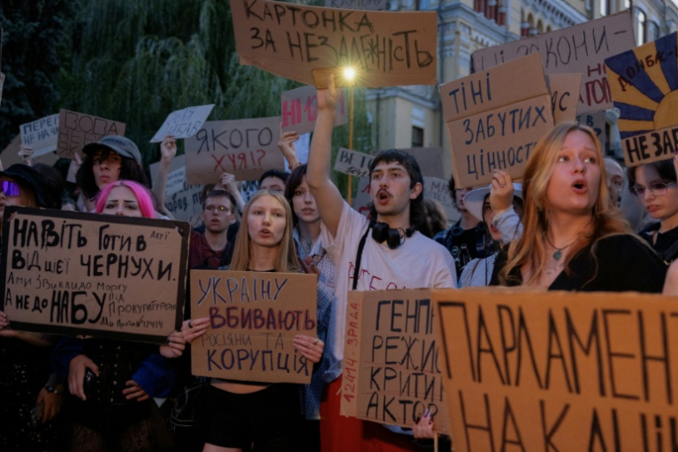 Des manifestants crient des slogans et brandissent des pancartes lors d'une manifestation contre une loi qui supprime l'indépendance des agences de lutte contre la corruption NABU et SAPO, à Kiev, le 24 juillet 2025 ( AFP / Tetiana DZHAFAROVA )